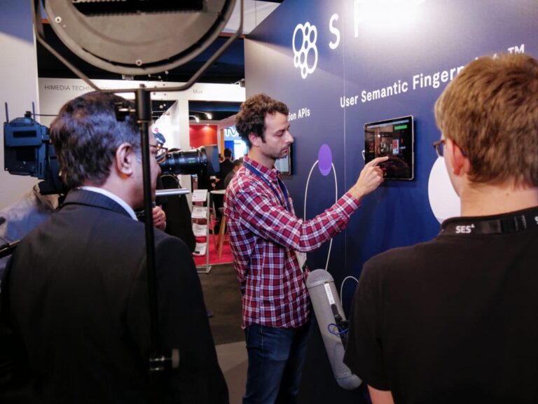 Thibault demoing Spideo to Nitin Pai